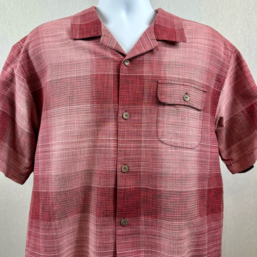 Button-down Tommy Bahama men’s shirt